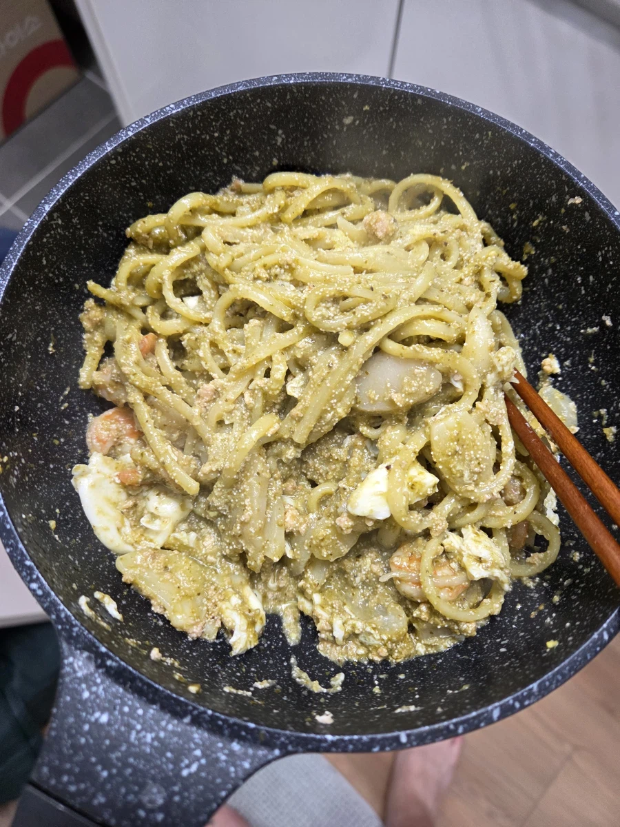 지난번에 만든것보단 훨씬 낫네(바질페스토 해물명란파스타)_1.webp