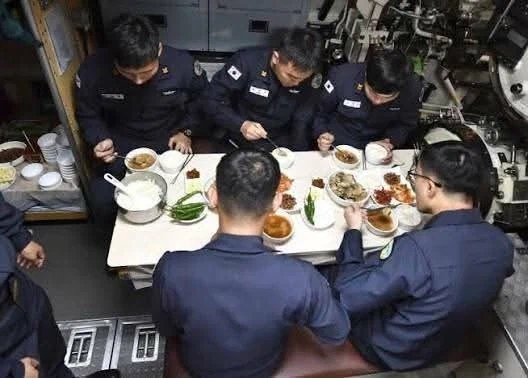 잠수함 생활을 교도소 생활과 비교한 밀리터리 작가_2.webp