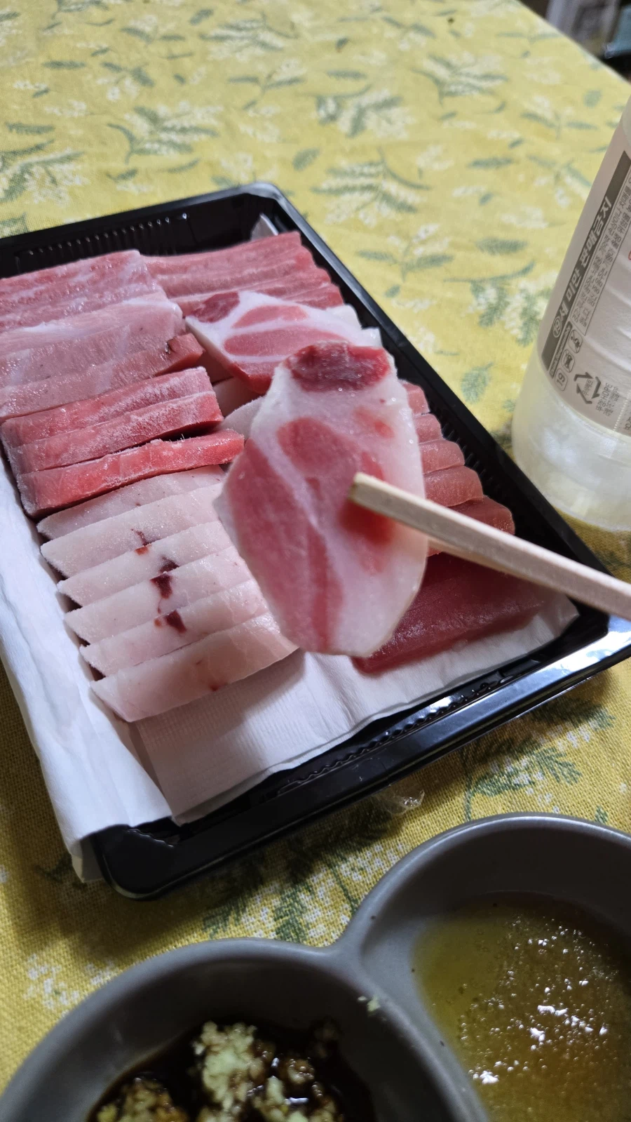 야옹이랑 먹는 참치회_6.webp