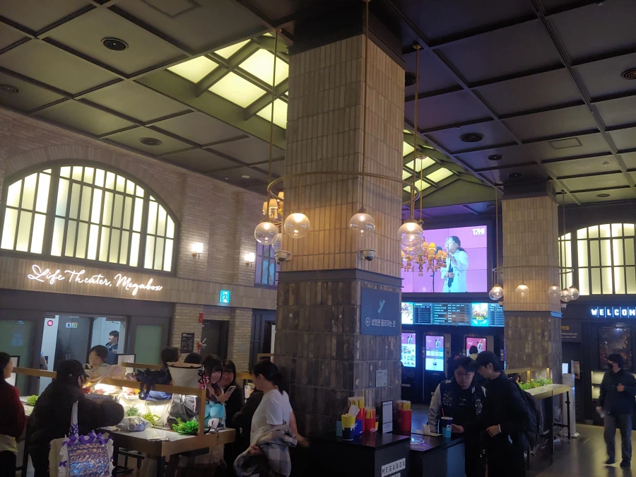 어제자 홍대 메박_1.webp