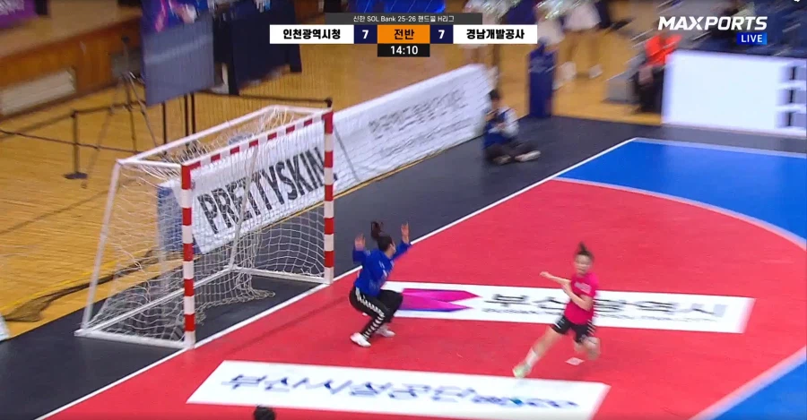 막내 여동생이 어제 프로 핸드볼 리그에서 6골을 넣으며 팀의 승리를 견인했습니다._17.webp