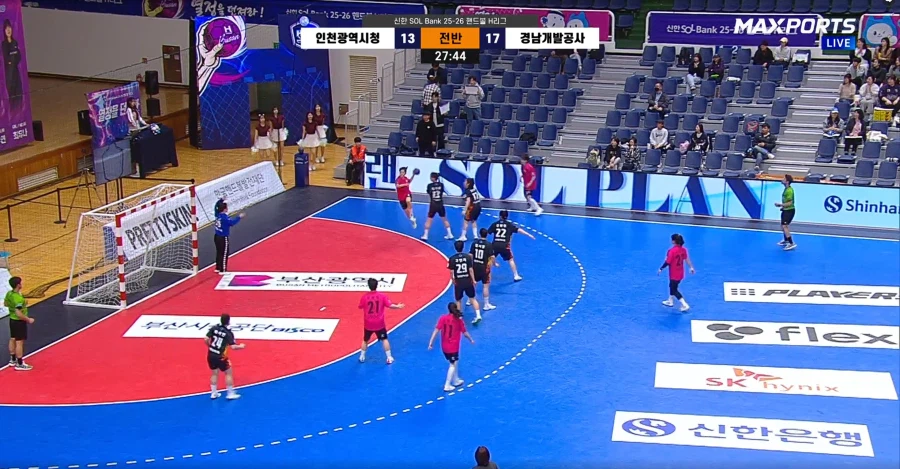 막내 여동생이 어제 프로 핸드볼 리그에서 6골을 넣으며 팀의 승리를 견인했습니다._37.webp