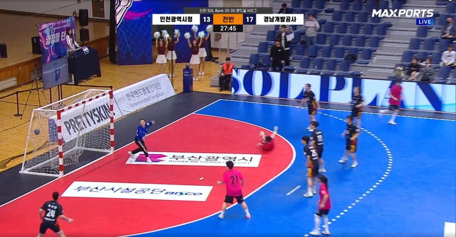 막내 여동생이 어제 프로 핸드볼 리그에서 6골을 넣으며 팀의 승리를 견인했습니다._41.webp