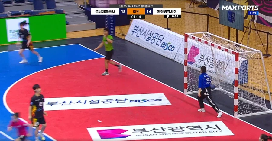 막내 여동생이 어제 프로 핸드볼 리그에서 6골을 넣으며 팀의 승리를 견인했습니다._58.webp