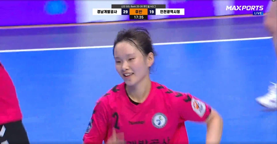 막내 여동생이 어제 프로 핸드볼 리그에서 6골을 넣으며 팀의 승리를 견인했습니다._87.webp