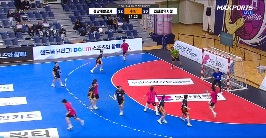 막내 여동생이 어제 프로 핸드볼 리그에서 6골을 넣으며 팀의 승리를 견인했습니다._92.webp