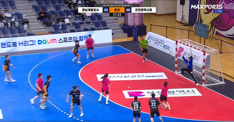 막내 여동생이 어제 프로 핸드볼 리그에서 6골을 넣으며 팀의 승리를 견인했습니다._93.webp