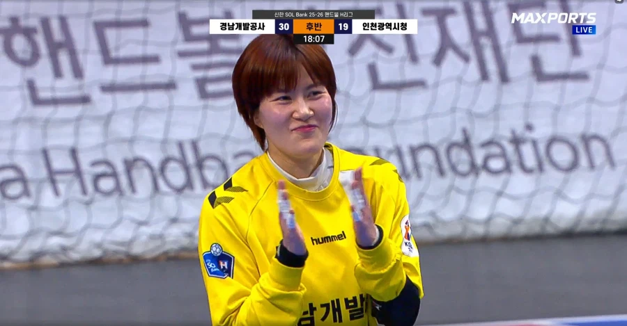 막내 여동생이 어제 프로 핸드볼 리그에서 6골을 넣으며 팀의 승리를 견인했습니다._99.webp