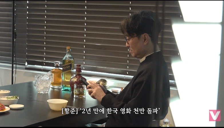 거장 모임에 갈 준비하는 거장 감독_3.webp