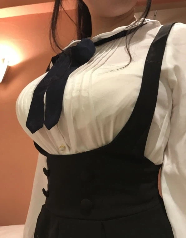 가슴을 돋보이게 하는 고풍스러운 여자 패션_1.webp