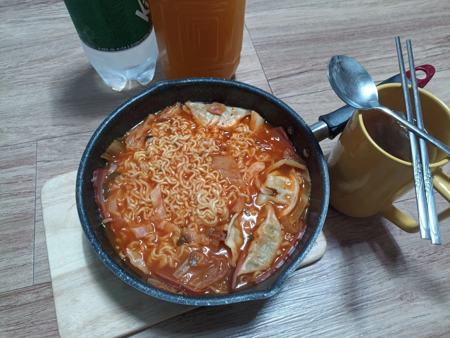 오늘의 저녁식사와 음료수_1.webp