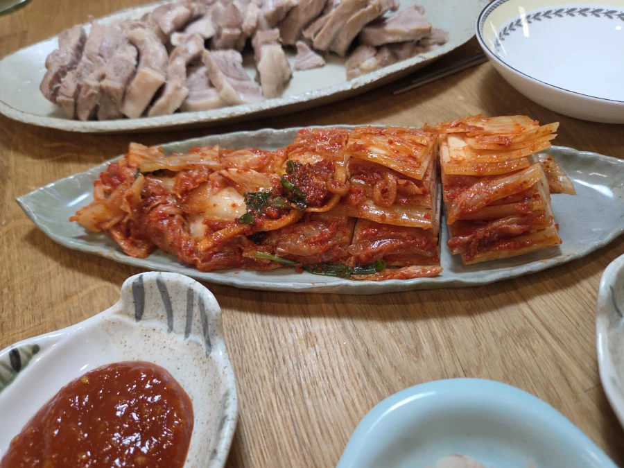낚시 쭈꾸미, 돼지고기 수육과 김장김치._3.webp