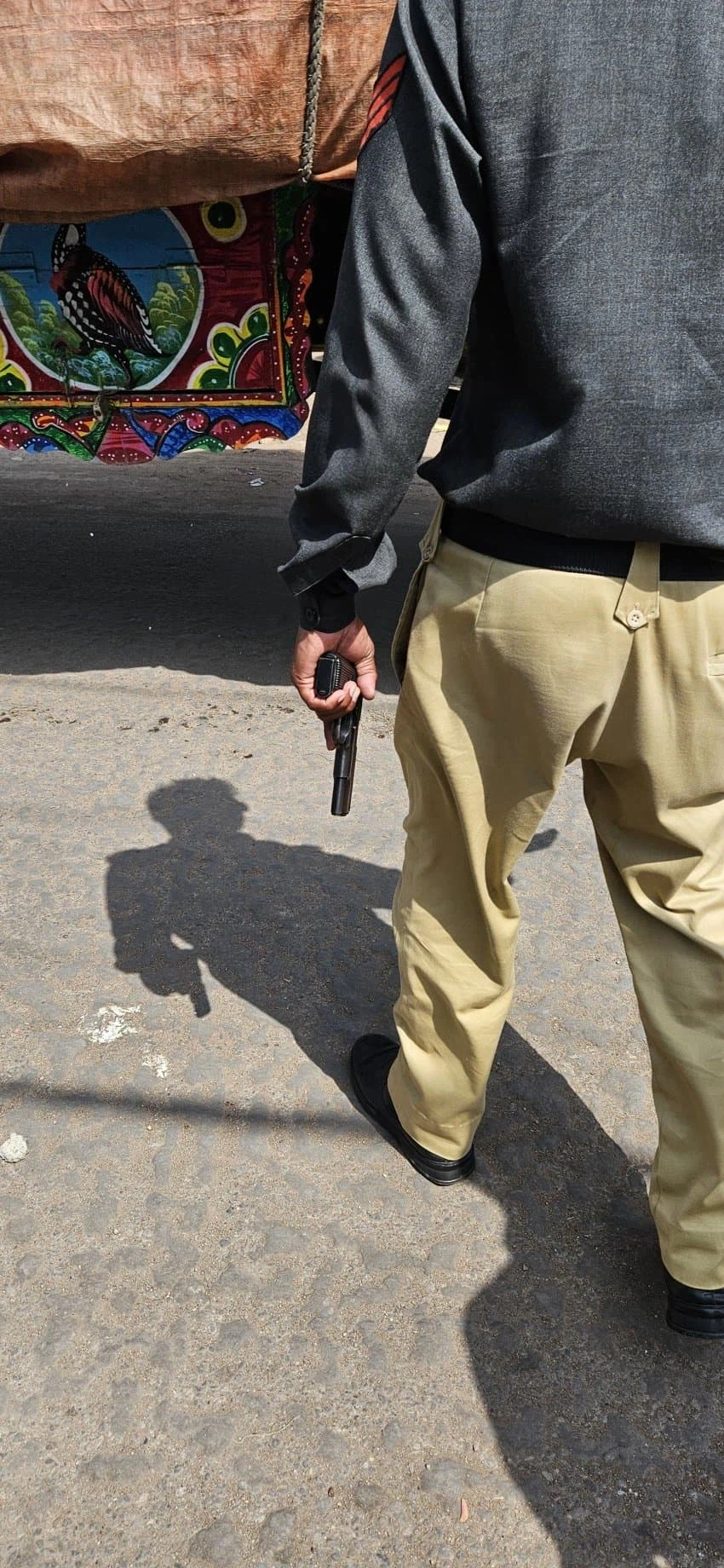 파키스탄에서 돈주고 경찰 고용함.jpe_2.webp