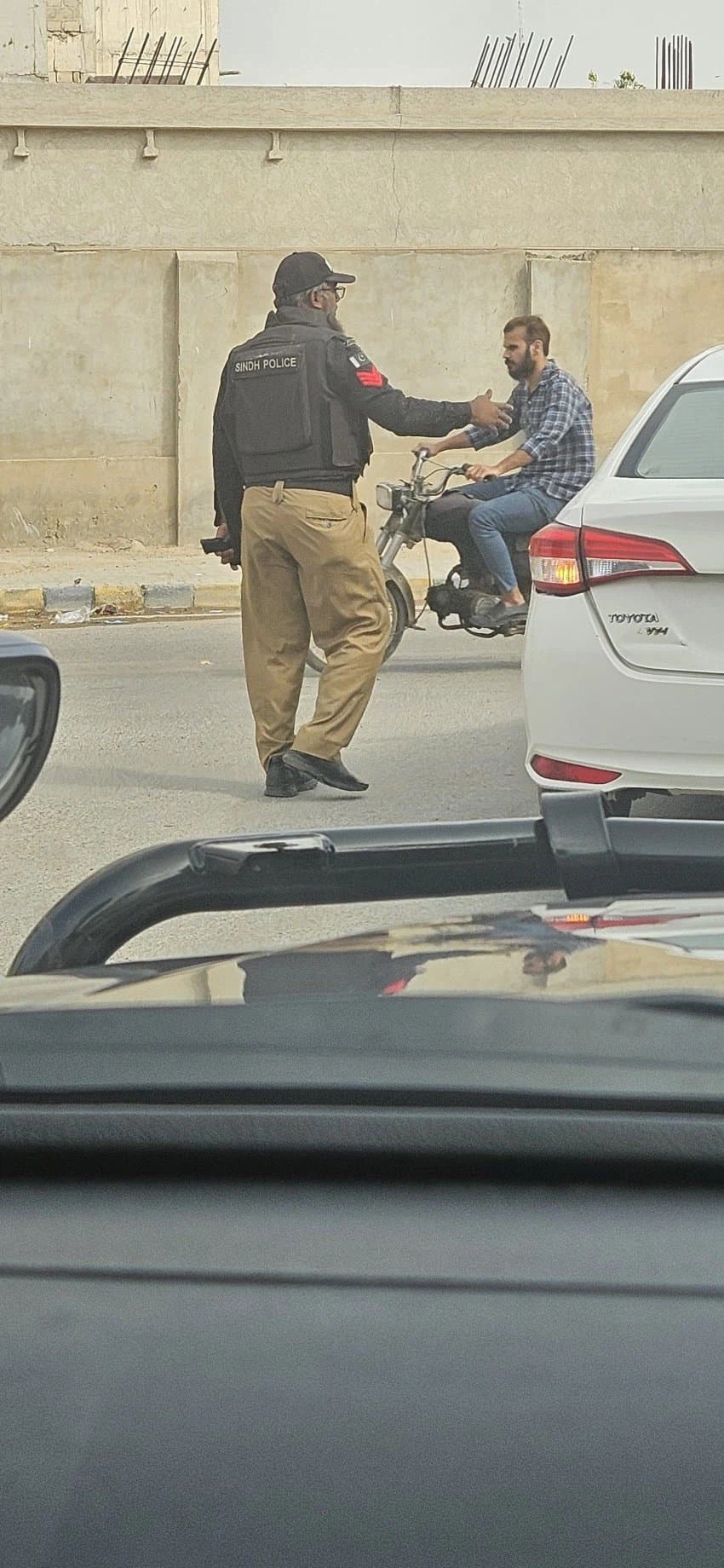 파키스탄에서 돈주고 경찰 고용함.jpe_4.webp