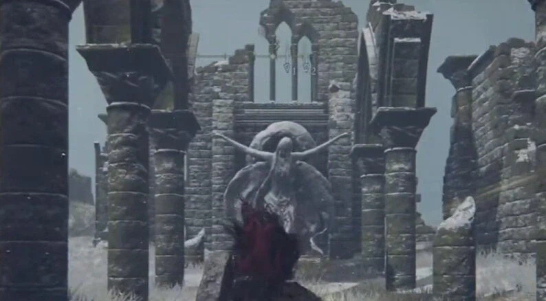 두 팔 벌려 매달린 여신상, '엘든링 촬영 세트'일까?_2.webp