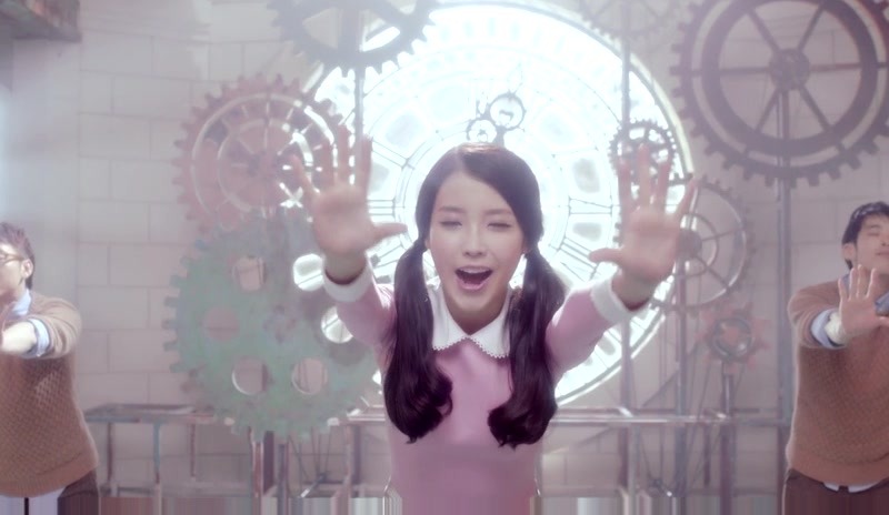 아이유 '너랑 나' 뮤비 조회 수 70만 돌파 '초 대박'_1.jpg