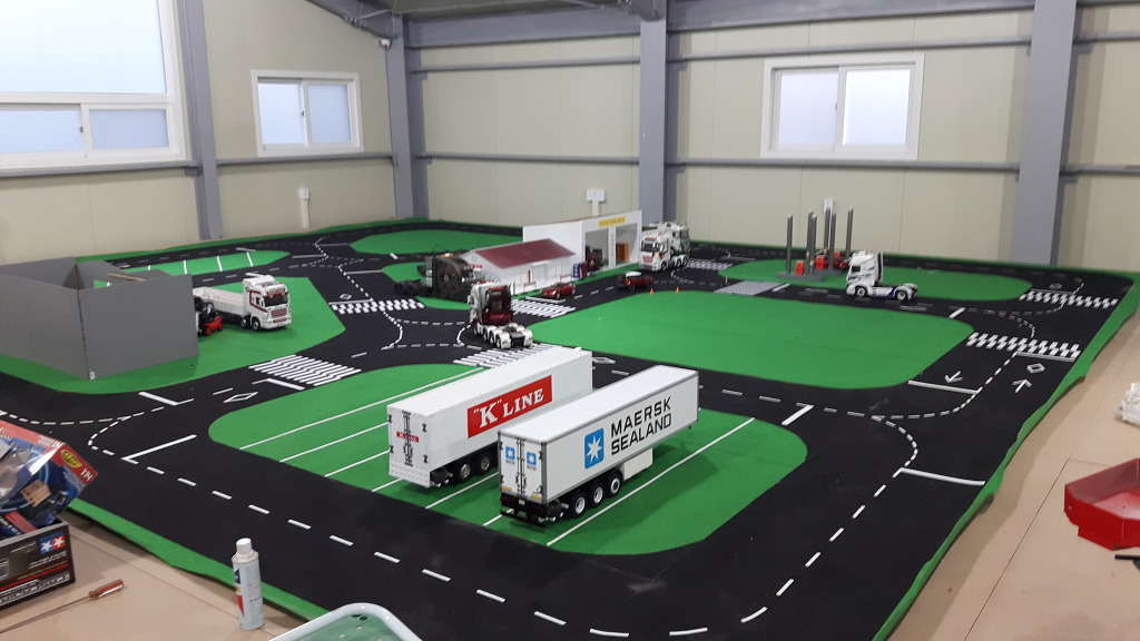 탱크 및 전차들을 운송할 차량을 제작 했습니다. 그리고 디오라_1.jpg