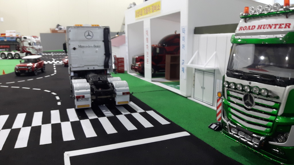 탱크 및 전차들을 운송할 차량을 제작 했습니다. 그리고 디오라_4.jpg