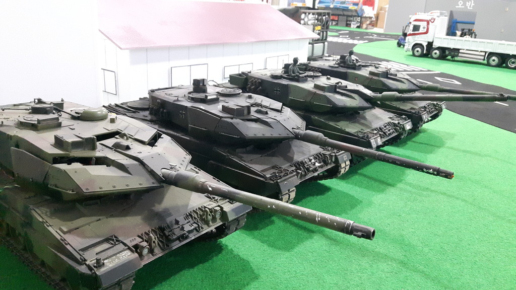 탱크 및 전차들을 운송할 차량을 제작 했습니다. 그리고 디오라_11.jpg