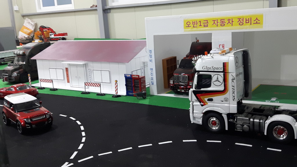 탱크 및 전차들을 운송할 차량을 제작 했습니다. 그리고 디오라_16.jpg