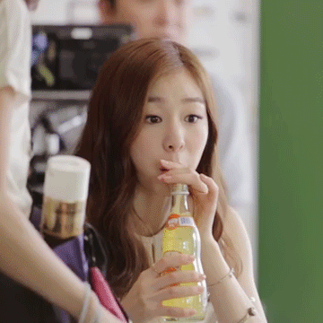 이것저것 마시는 김연아.gif_4.gif