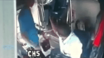 충격적인 버스기사 폭행사건_4.gif