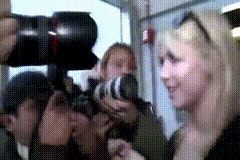 파파라치에게서 달아나는 여자.gif_1.gif