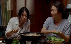 밥먹는데 갑자기 딸쳐주는 엄마_1.gif