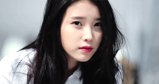 아이유 손 크기. 얼굴과 비교._1.gif