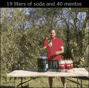 19리터의 탄산 음료에 40개의 멘토스를 넣는 실험.gif_1.gif