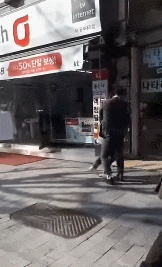 개념없는 호객 행위로 논란이 되었던 대리점.jpg_2.gif