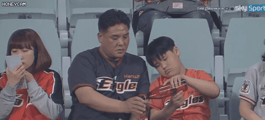 마시지 않고서는 버틸 수 없는 팀.gif_1.gif