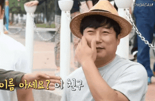 한 손으로 이수근을 표현한 아저씨._1.gif