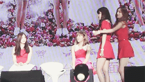 서양 사람들이 한국에 레즈비언이 많다고 놀라는 이유_3.gif