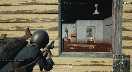 [배그] 벽에 걸려서 총구 위로향할때 발사가 되는구나_1.gif