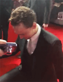 무릎을 꿇는 연예인.jpgif_7.gif