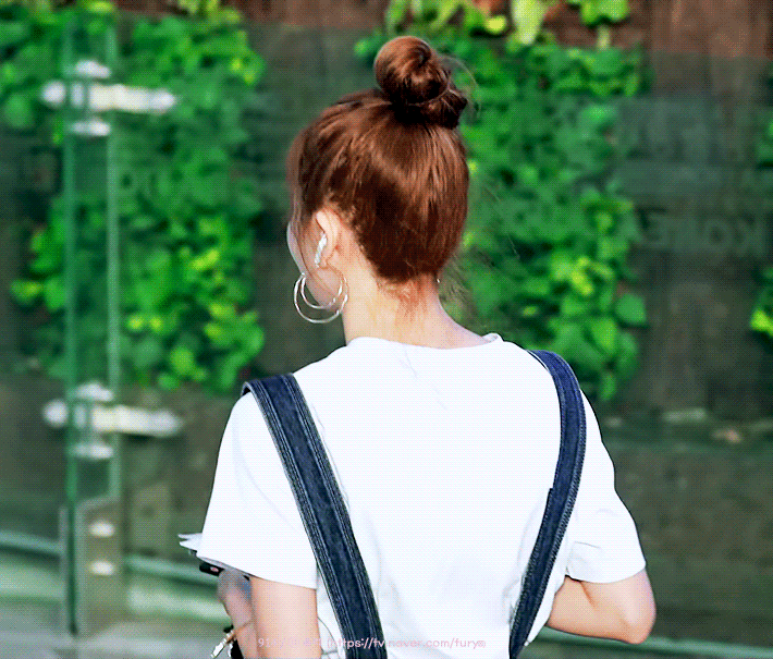 최근 여러 커뮤니티에서 논란이 되고 있는 걸그룹 멤버.gif_1.gif