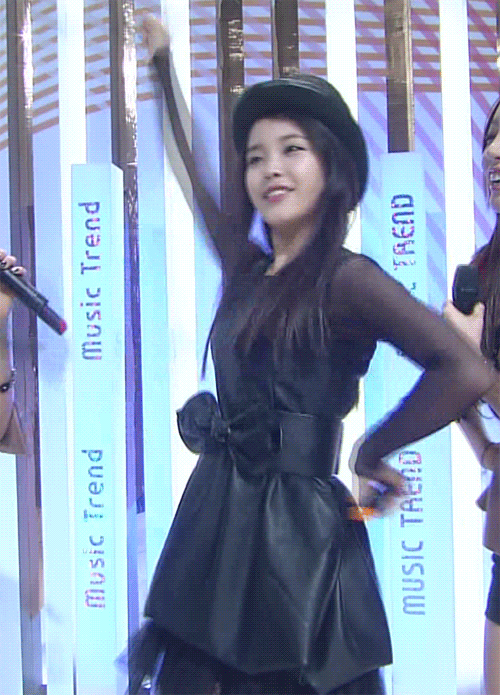 아이유 앞뒤 논란.jpg_3.gif
