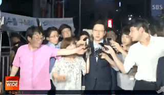 김경수 도지사 테러당하는 장면.gif_1.gif