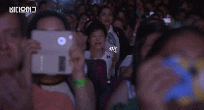 케이팝 공연에 열광하는 대통령_1.gif