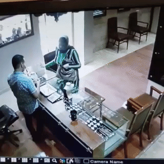 영화를 너무 본 여성 강도_1.gif