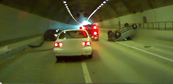 도로에서 사고나도 도움이 전혀 안되는 참피들.gif_1.gif