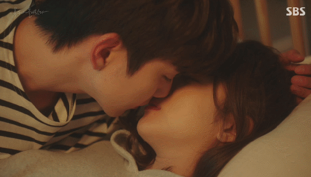 조보아 키스하는 짤.gif_3.gif