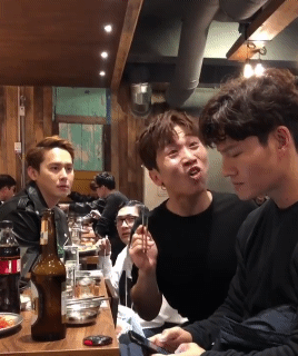 몸만드는 보디빌더에게 음식가지고 개깝치는 사람 . GIF_1.gif