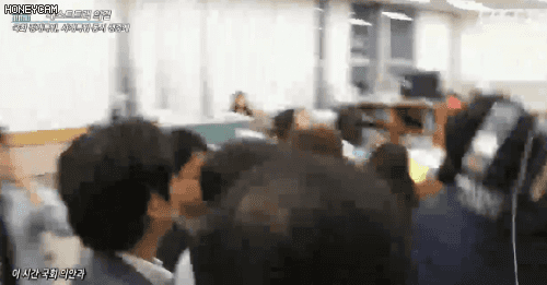 실시간 현재 국회 상황 (국회 직원 겁박하며 업무 방해 중인 자한당).gif_2.gif