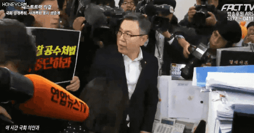실시간 현재 국회 상황 (국회 직원 겁박하며 업무 방해 중인 자한당).gif_4.gif