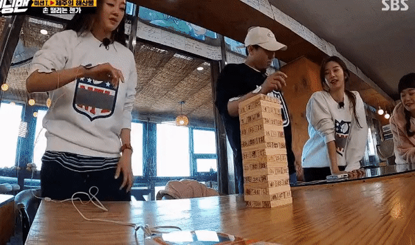 [런닝맨] 저주파치료기 붙이고 젠가게임.jpgif_12.gif