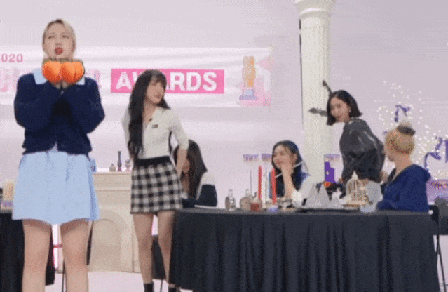 여자친구 멤버들 엉덩이 논란_12.gif