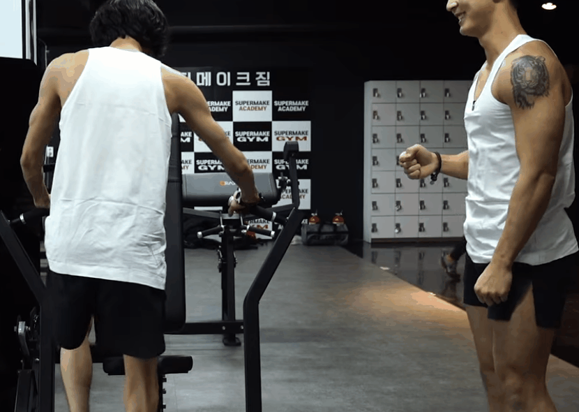 헬스 뉴비랑 노는 헬창_1.gif