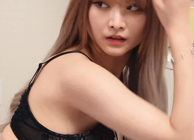 아이돌 출신 00년생 에로배우_2.gif